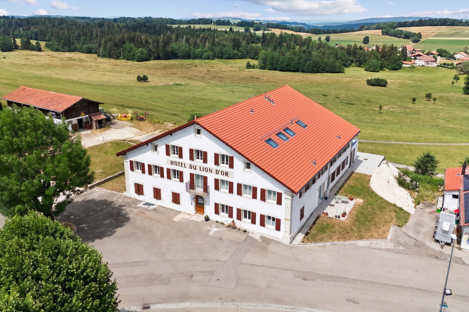 façade avec rural view, vue rurale, day time, property visible, et toit en métal