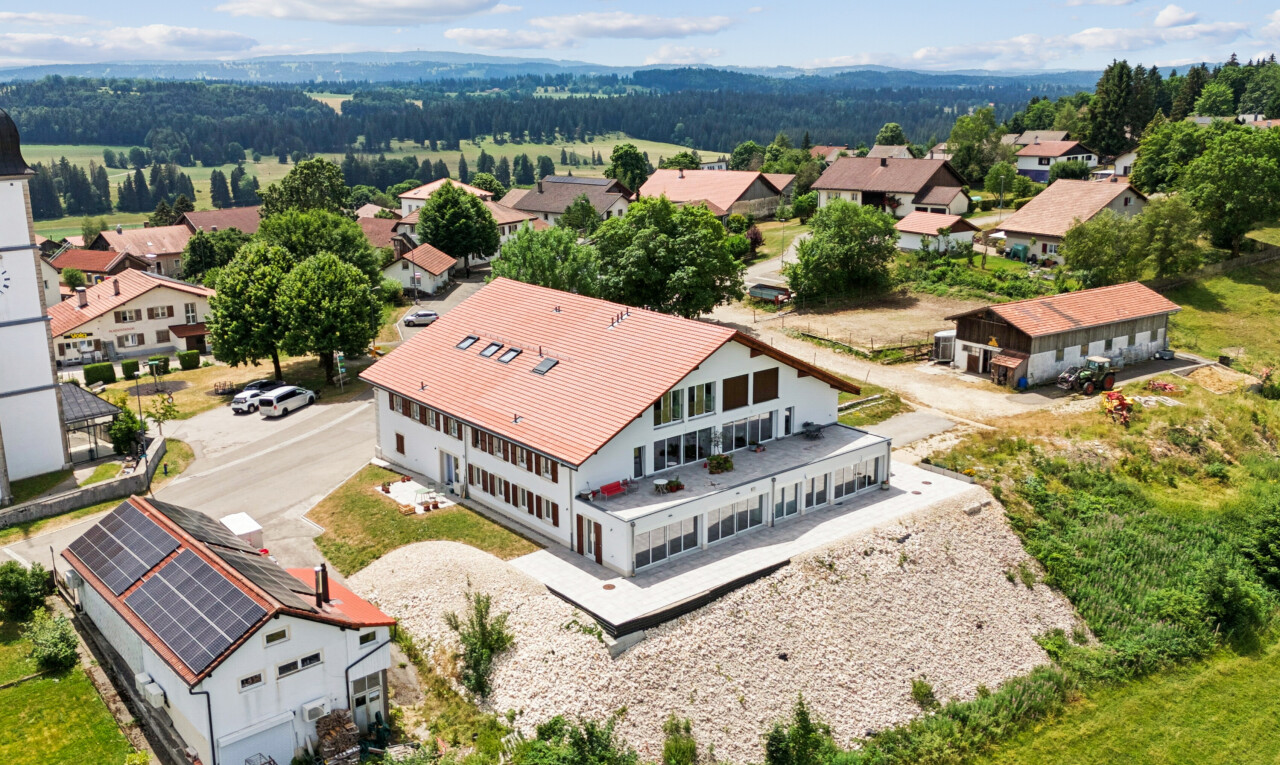 façade avec day time, drone view, residential view, et vue résidentielle