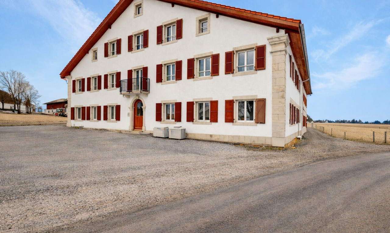 façade avec day time, aire de stationnement, et bardage en stuc