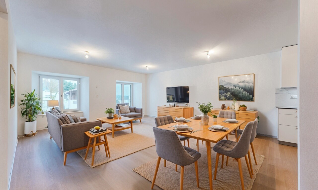 salon / salle à manger avec cloison sèche, télévision, lumière naturelle, et sol en finition bois