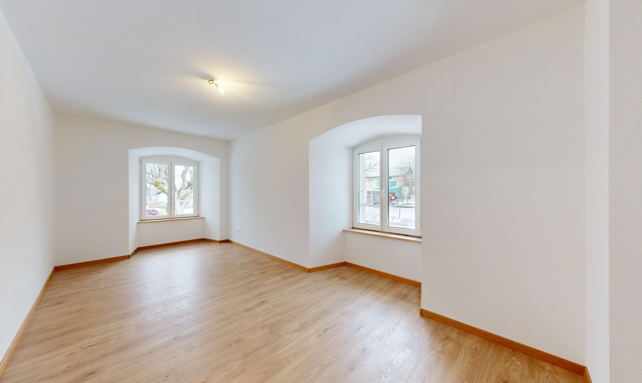 pièce vide avec lumière naturelle et plancher de bois