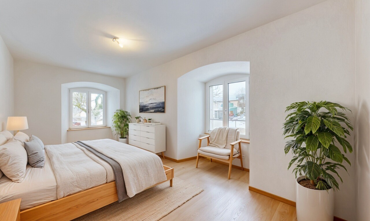 chambre avec plinthes murales, sol en finition bois, lumière naturelle, et cloison sèche