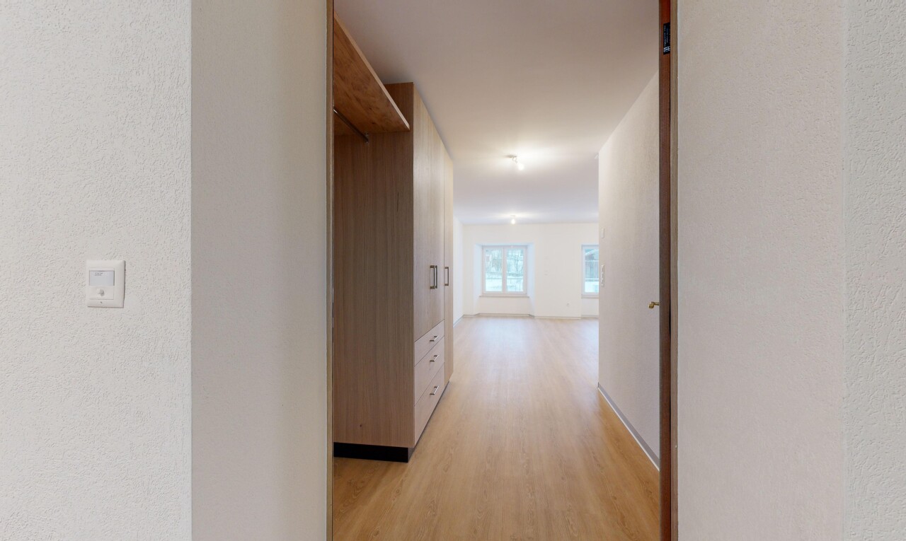 couloir avec lumière naturelle et plancher de bois