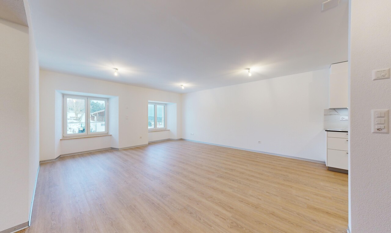 pièce vide avec lumière naturelle et plancher de bois