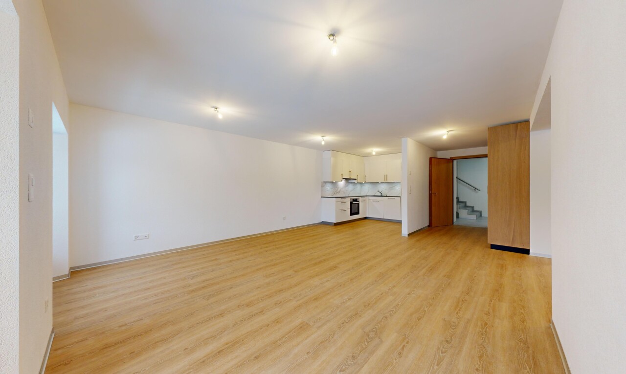 pièce vide avec plancher de bois