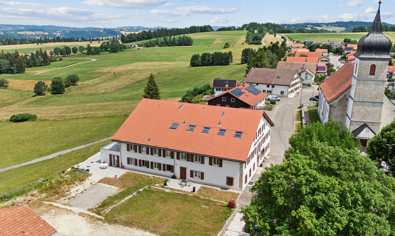 façade avec property visible, day time, rural view, vue rurale, et pelouse