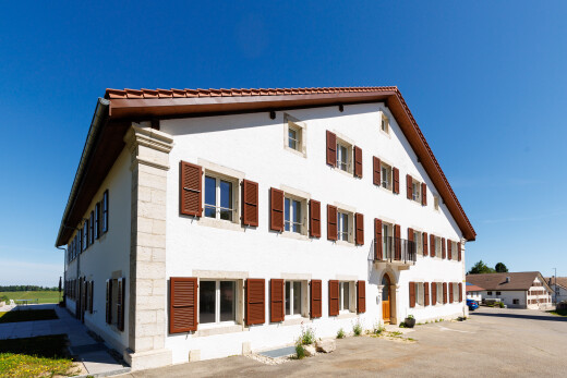 façade avec day time et bardage en stuc