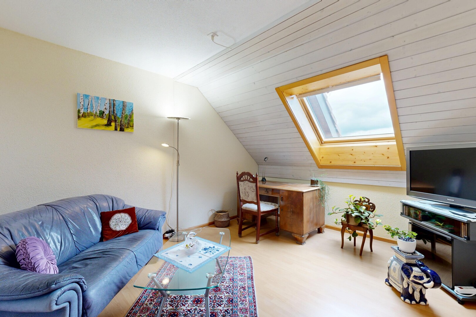 wohnzimmer mit zusätzliches zimmer, dachfenster, dachschräge, vaulted ceiling, und niedrige decke