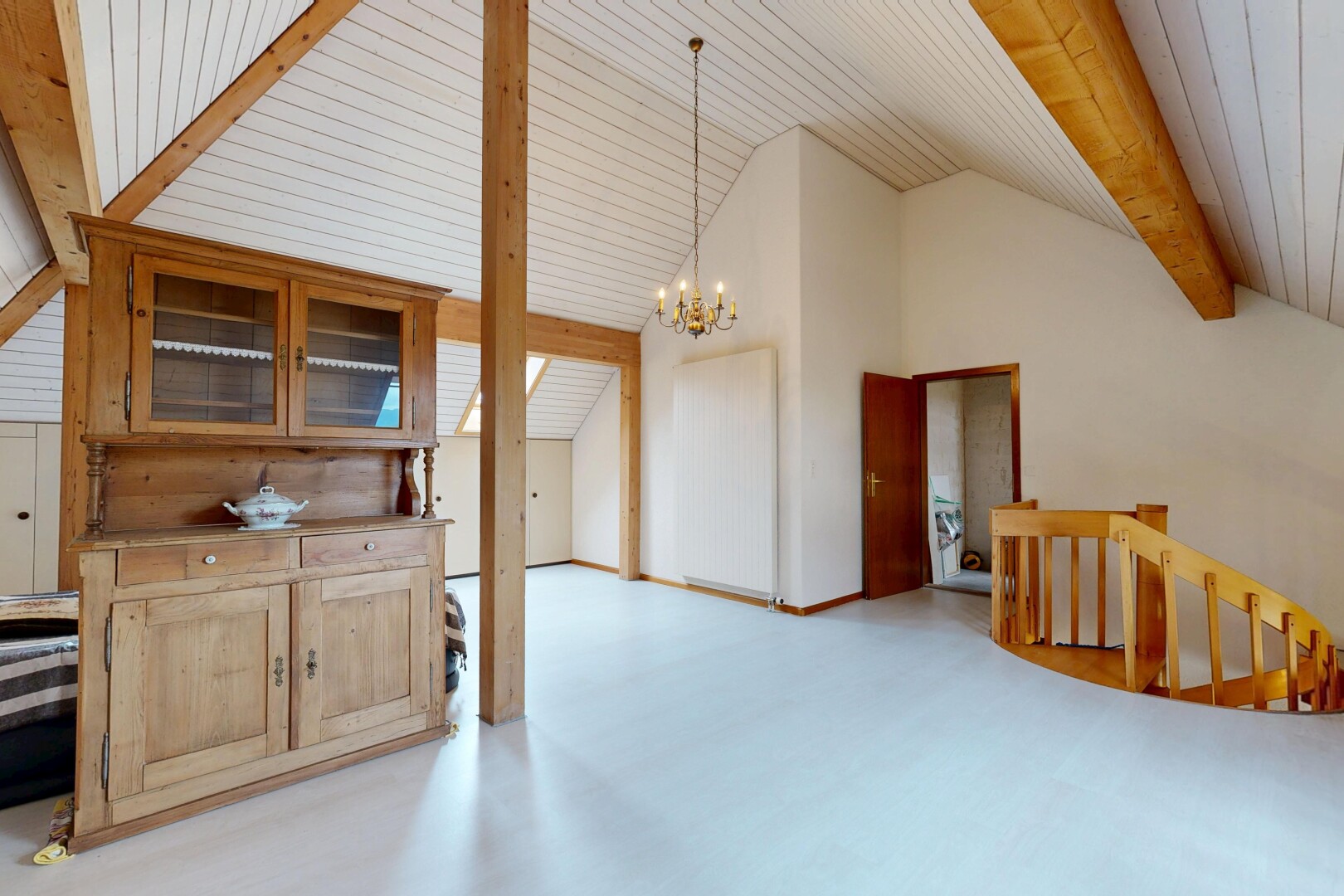 innenraum mit bemerkenswerter kronleuchter, gipskartonwand, drywall, balkendecke, und beamed ceiling