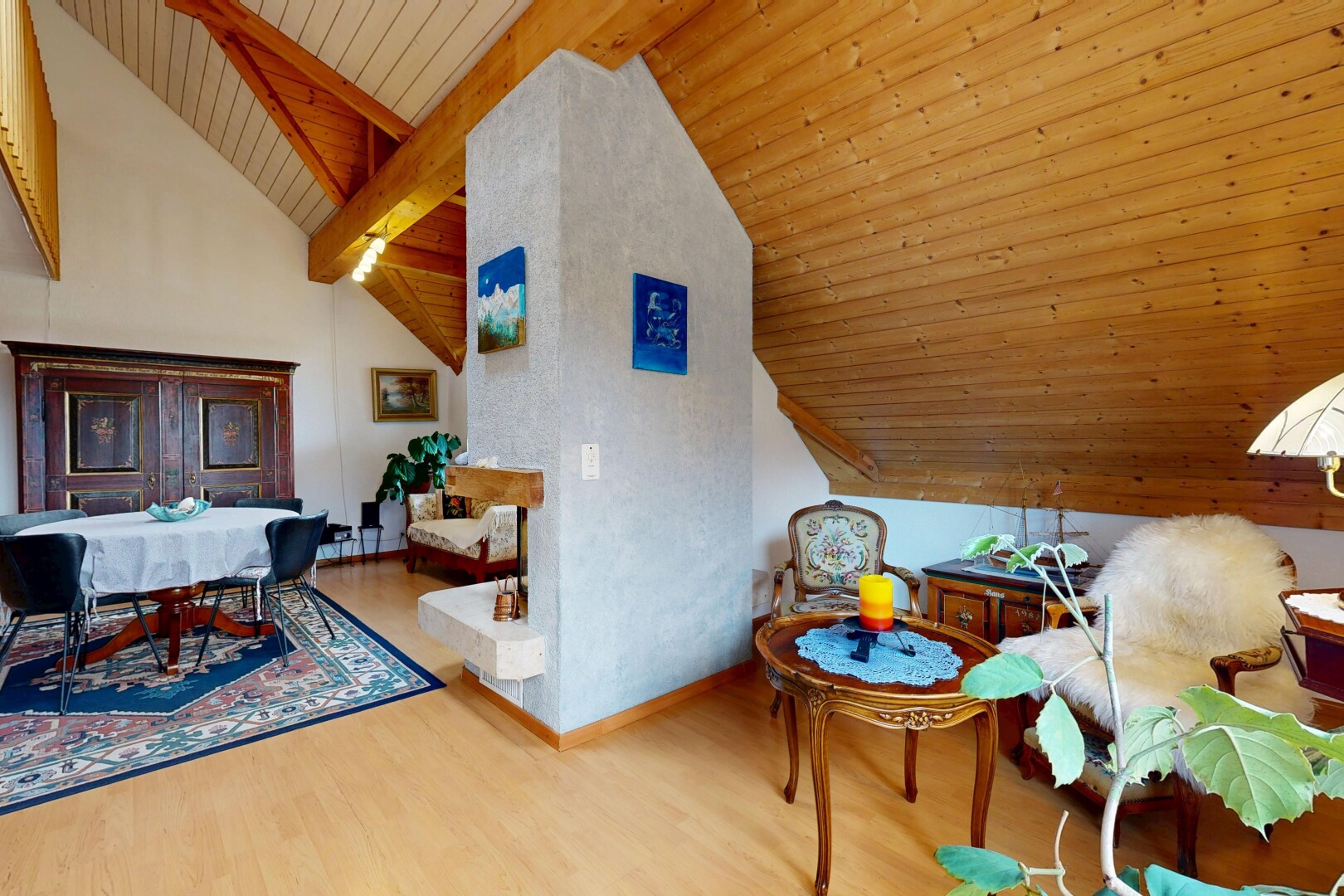 wohnzimmer mit balkendecke, beamed ceiling, dachschräge, vaulted ceiling, und holzdecke