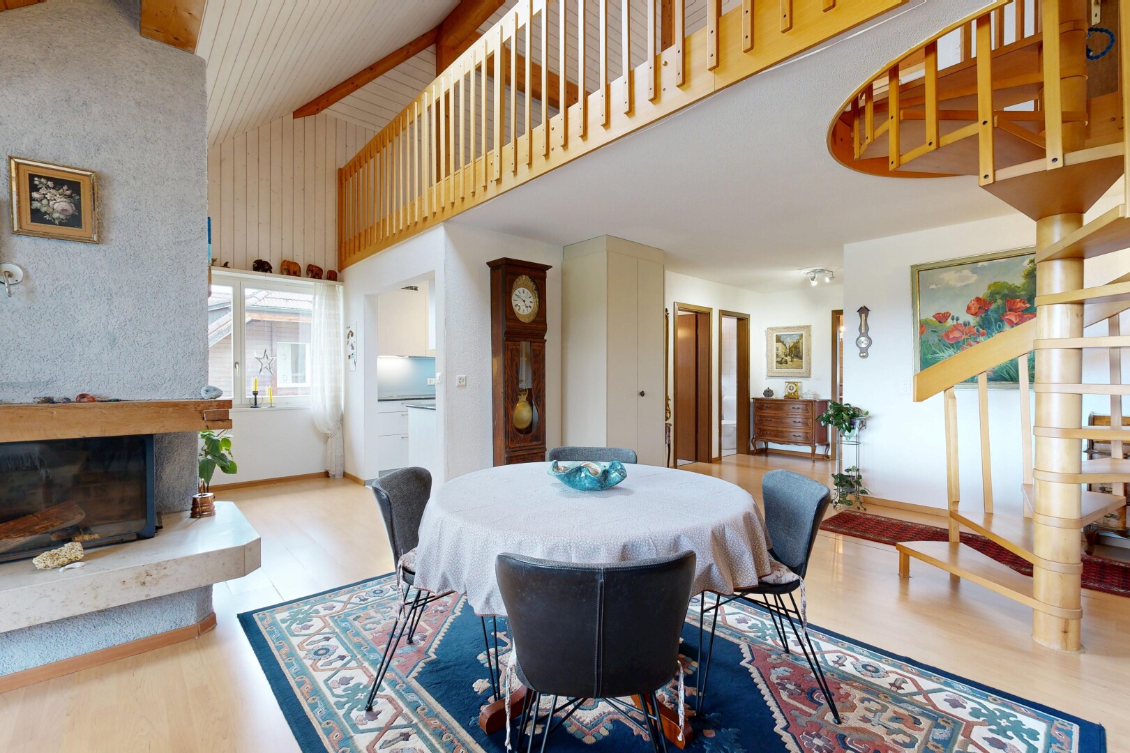 esszimmer mit kamin, holzfußboden, wood finish floor, inside property, und hohe decke
