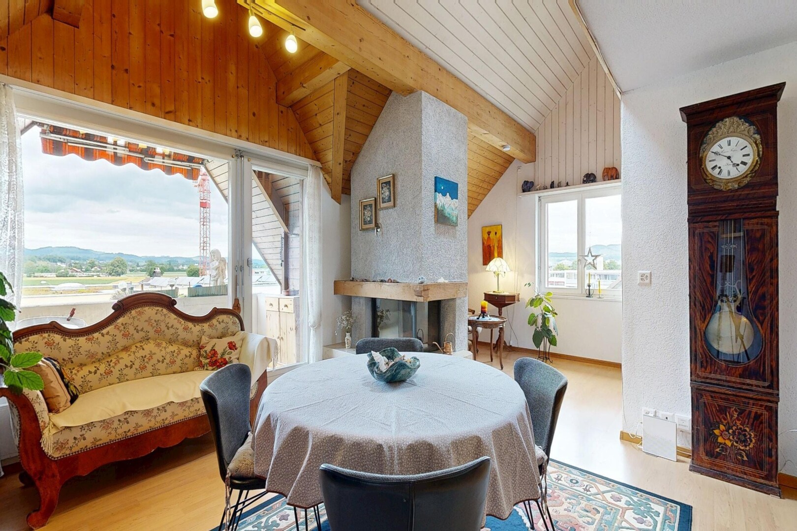 esszimmer mit balkendecke, beamed ceiling, dachschräge, vaulted ceiling, und inside property