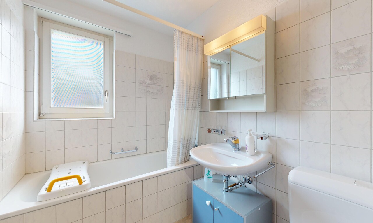 bad mit komplettes badezimmer, spiegel, kombiniertes bad / dusche, waschbecken, und inside property