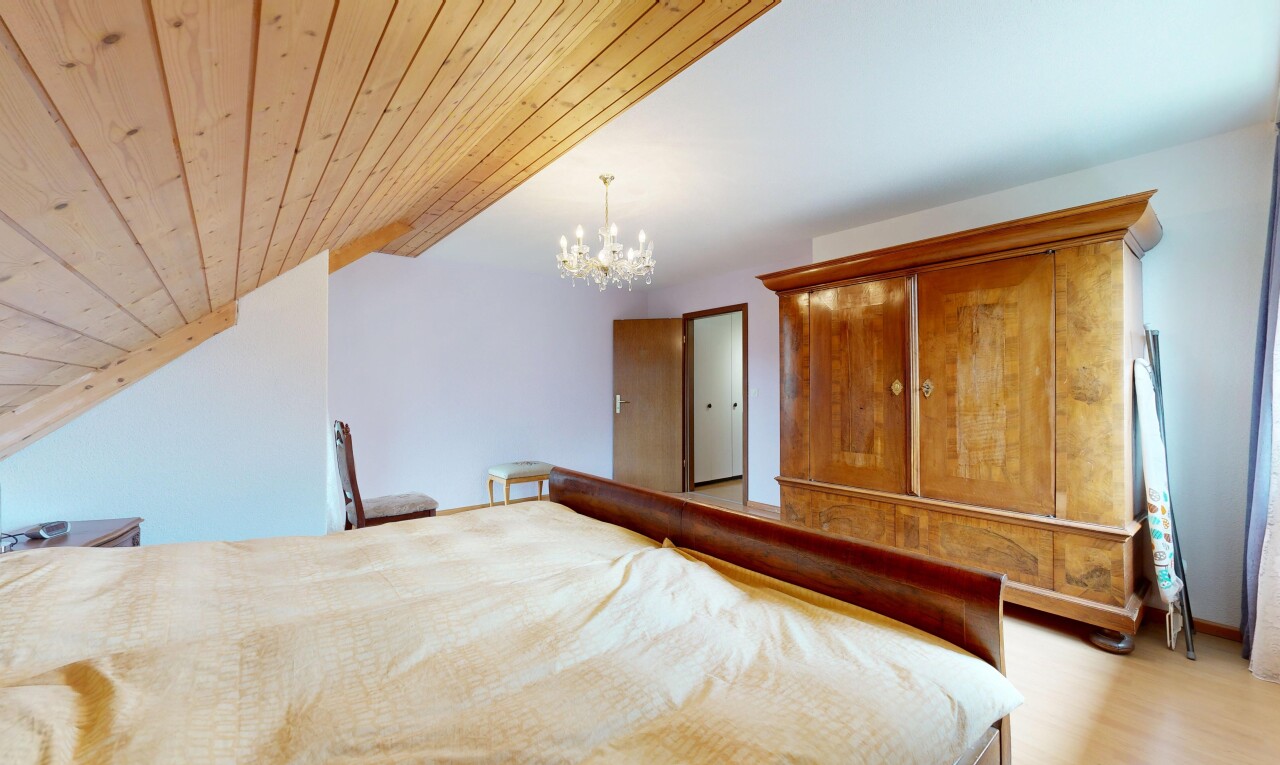 zimmer / schlafzimmer mit holzdecke, wood ceiling, dachschräge, vaulted ceiling, und bemerkenswerter kronleuchter