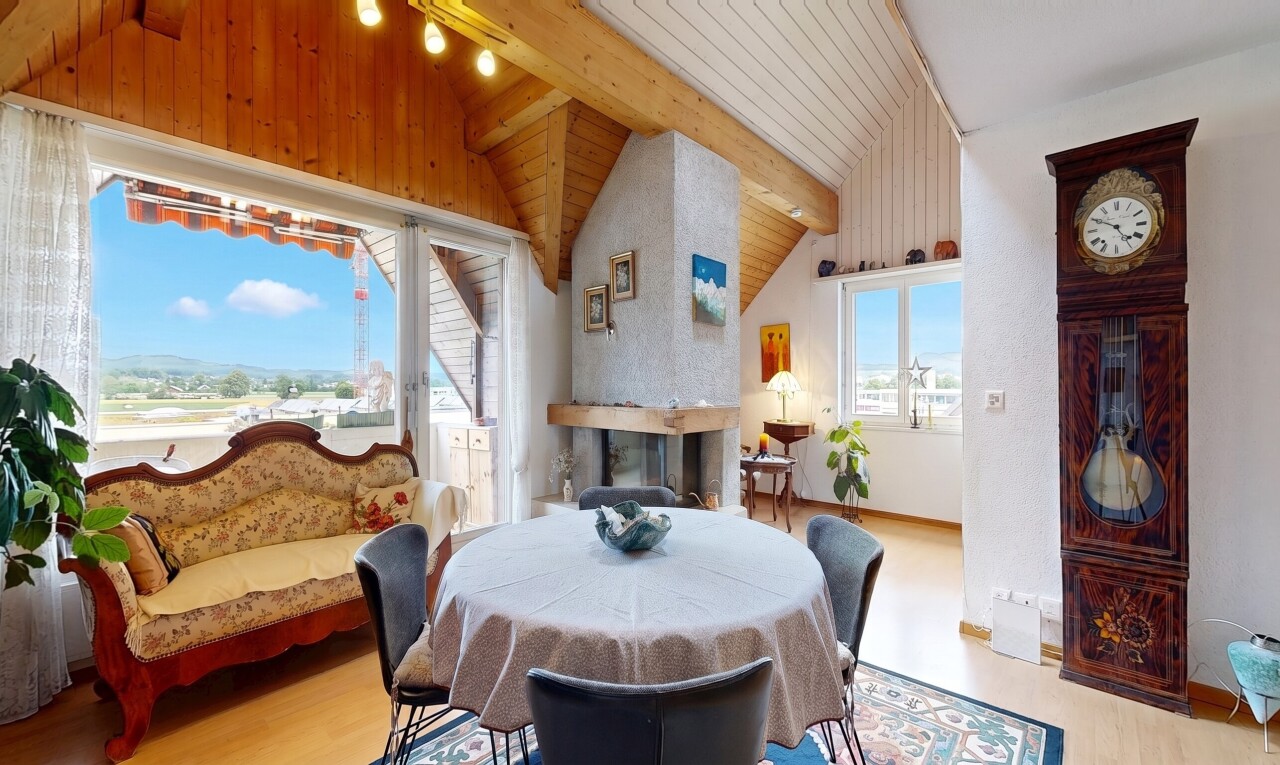 esszimmer mit day time, balkendecke, beamed ceiling, dachschräge, und vaulted ceiling