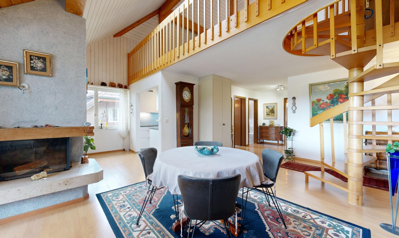 esszimmer mit kamin, holzfußboden, wood finish floor, inside property, und hohe decke
