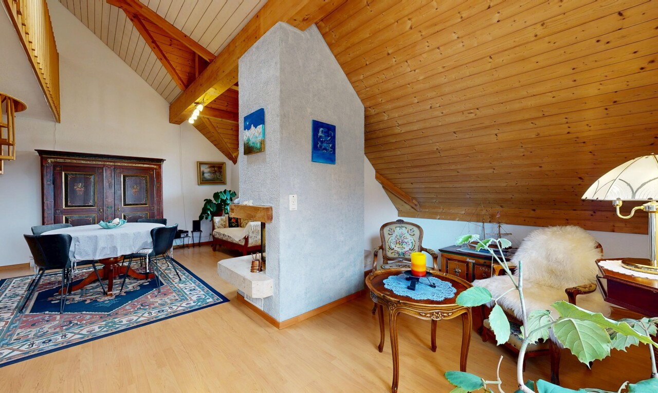 wohnzimmer mit balkendecke, beamed ceiling, dachschräge, vaulted ceiling, und holzdecke