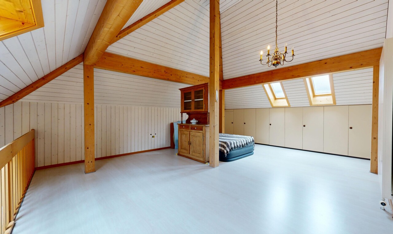 leerer raum mit light floor, bemerkenswerter kronleuchter, zusätzliches zimmer, inside property, und dachfenster