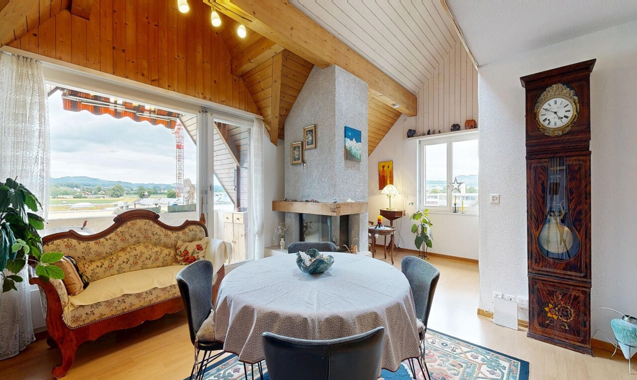 esszimmer mit balkendecke, beamed ceiling, dachschräge, vaulted ceiling, und inside property