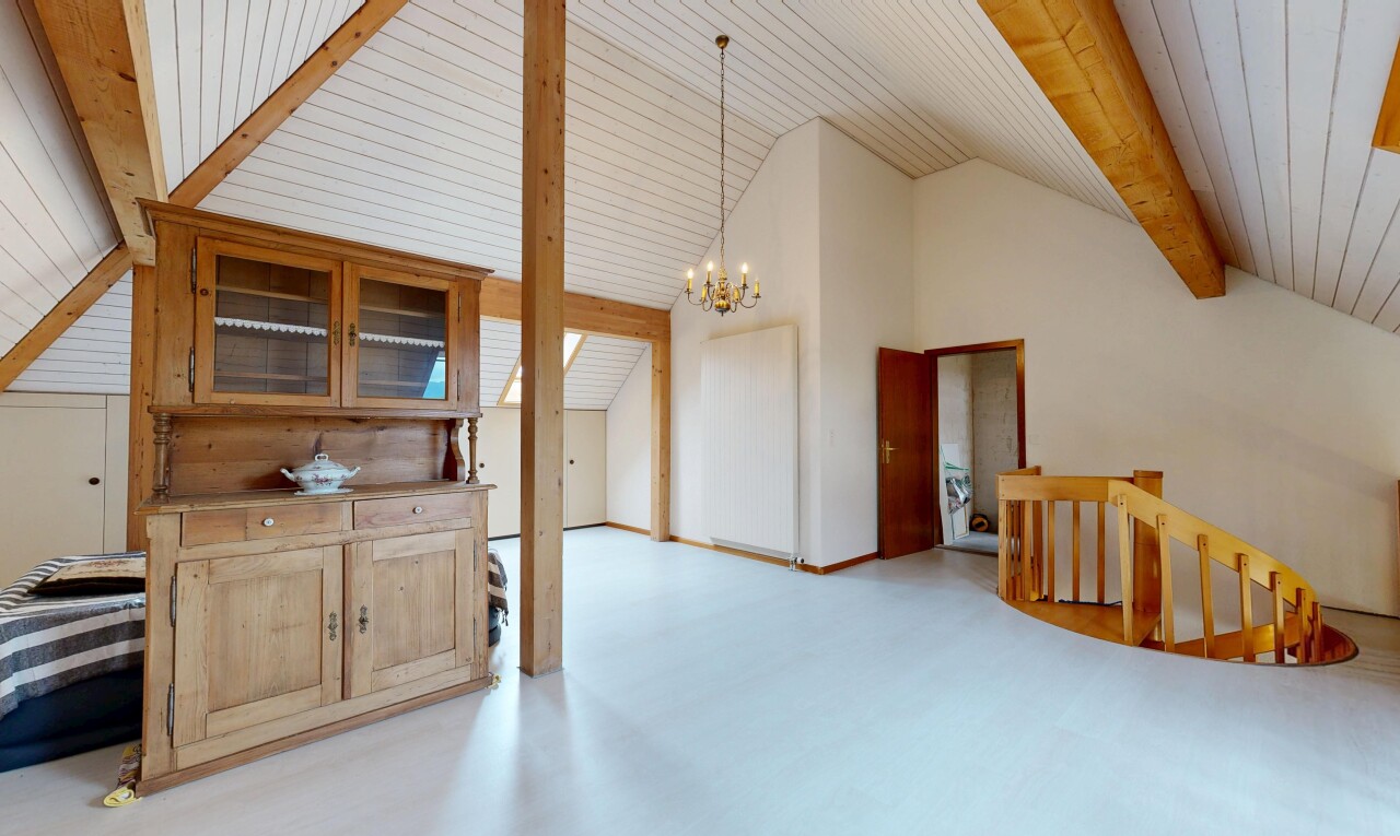 innenraum mit bemerkenswerter kronleuchter, gipskartonwand, drywall, balkendecke, und beamed ceiling