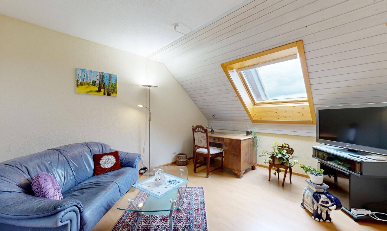wohnzimmer mit zusätzliches zimmer, dachfenster, dachschräge, vaulted ceiling, und niedrige decke