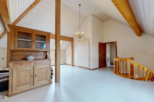 innenraum mit bemerkenswerter kronleuchter, gipskartonwand, drywall, balkendecke, und beamed ceiling