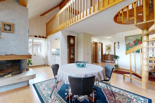 esszimmer mit kamin, holzfußboden, wood finish floor, inside property, und hohe decke