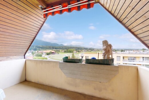 balcony featuring a mountain view