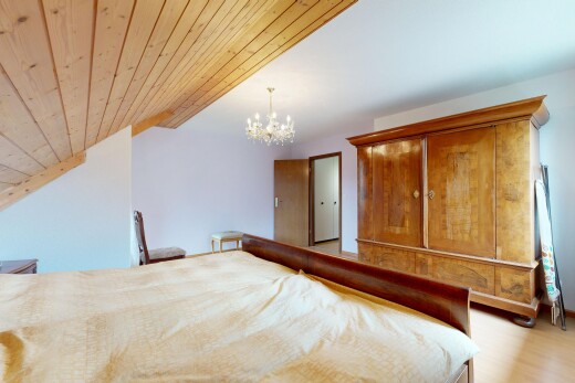zimmer / schlafzimmer mit holzdecke, wood ceiling, dachschräge, vaulted ceiling, und bemerkenswerter kronleuchter