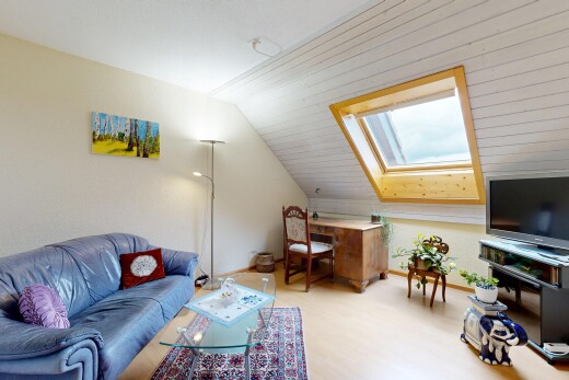 wohnzimmer mit zusätzliches zimmer, dachfenster, dachschräge, vaulted ceiling, und niedrige decke