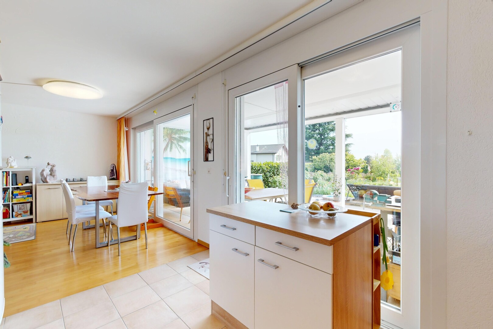 cuisine avec tile floor, sol en carrelage, light floor, armoires blanches, et white cabinets
