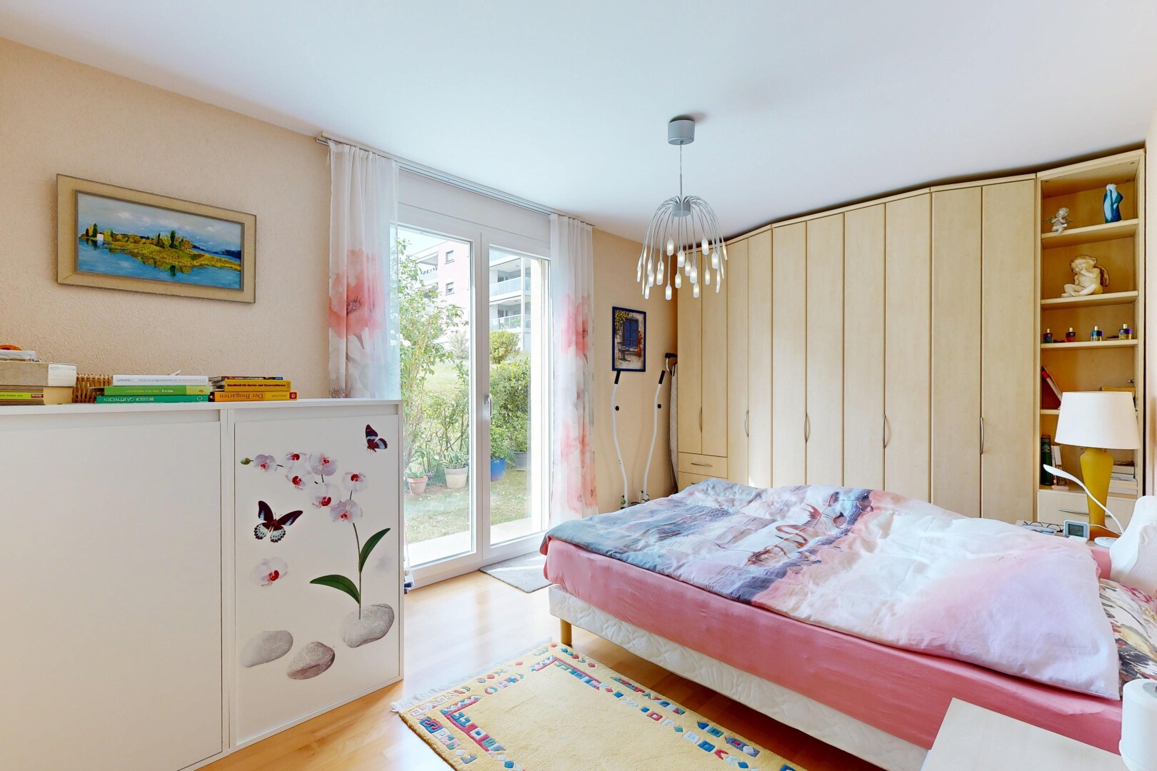 chambre avec sol en finition bois, wood finish floor, light floor, inside property, et lumière naturelle