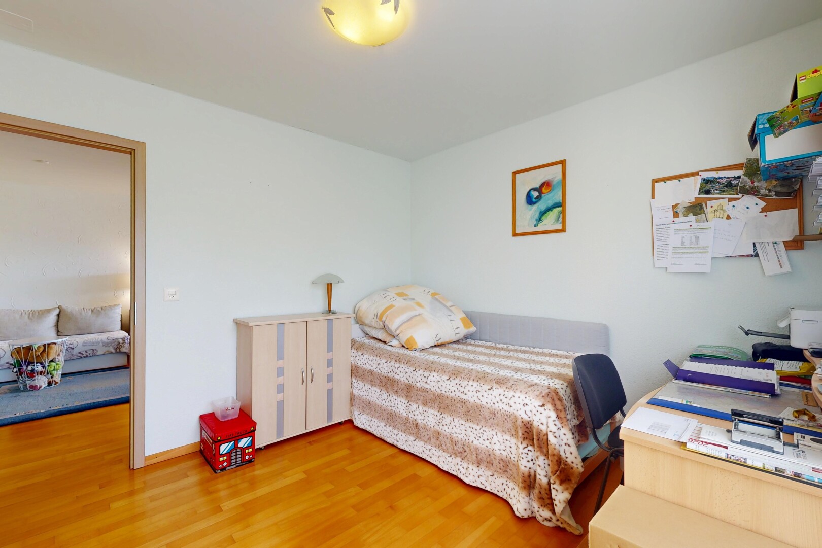 chambre avec inside property, sol en finition bois, wood finish floor, cloison sèche, et drywall