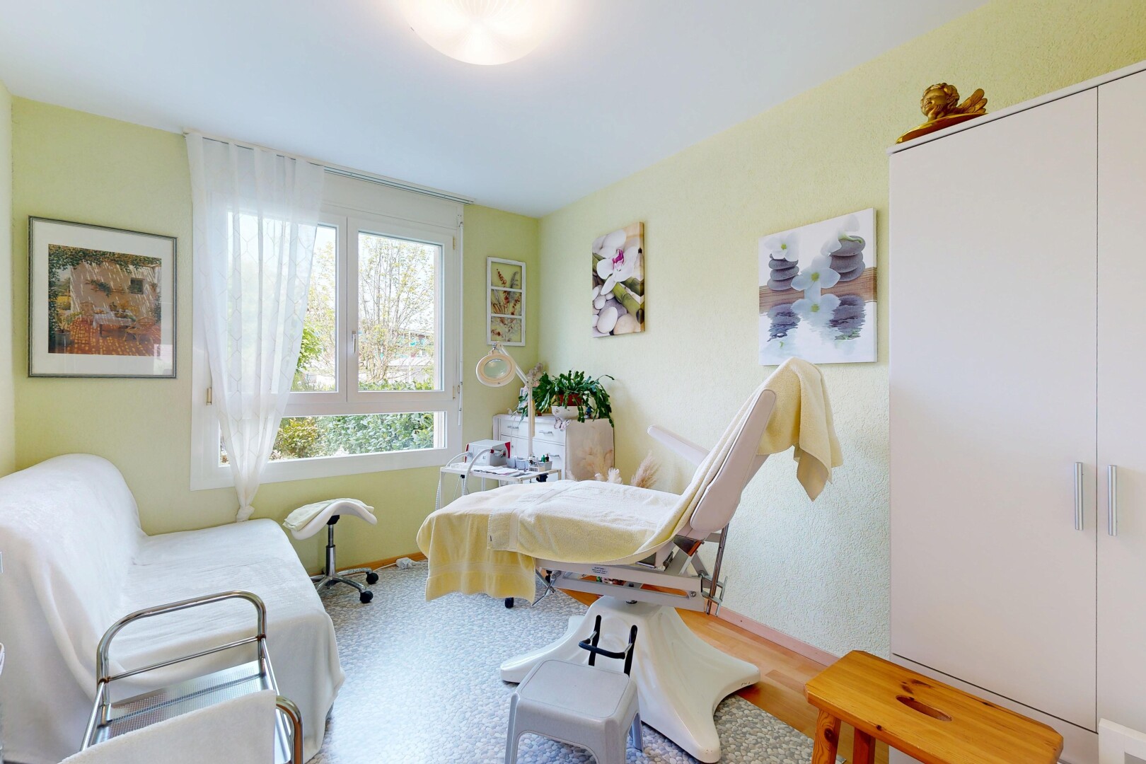 bureau avec natural light, lumière naturelle, inside property, drywall, et cloison sèche