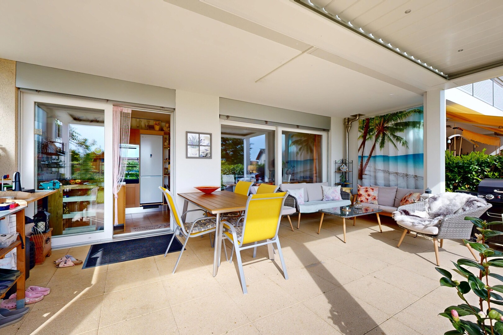 terrasse avec coin repas extérieur, property visible, espace de vie extérieur, et terrasse