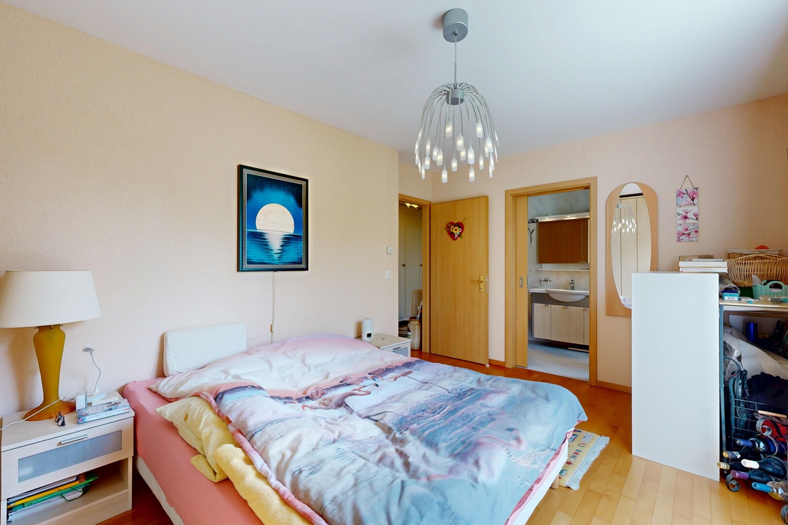chambre avec inside property, wood finish floor, sol en finition bois, drywall, et cloison sèche