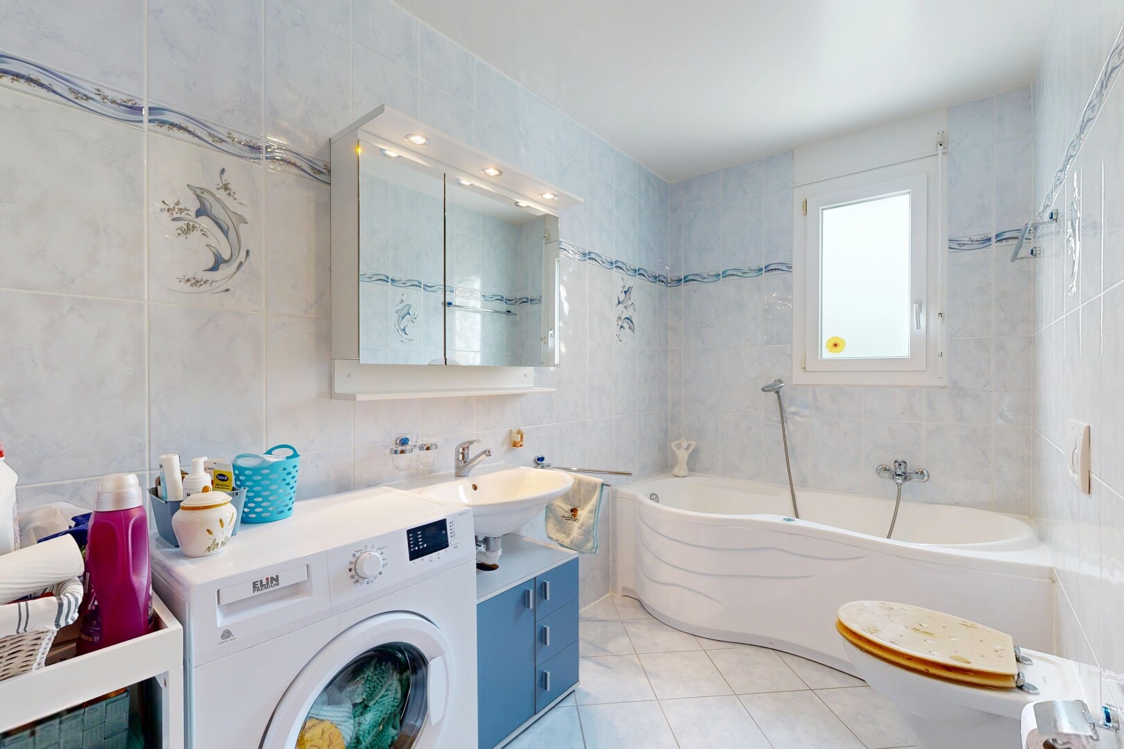 salle de bains avec mur en carrelage, tile wall, lave-linge et sèche-linge, salle de bain complète, et inside property
