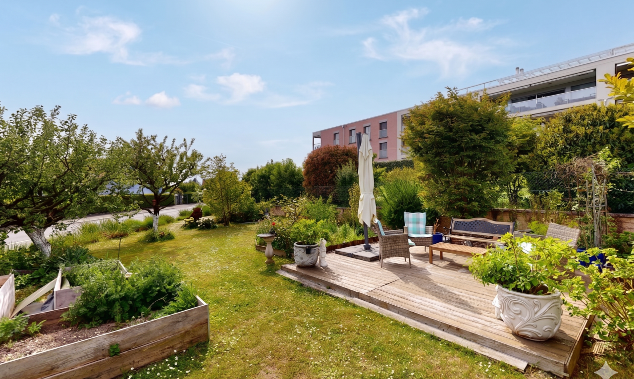 jardin avec terrasse, pelouse, day time, et jardin