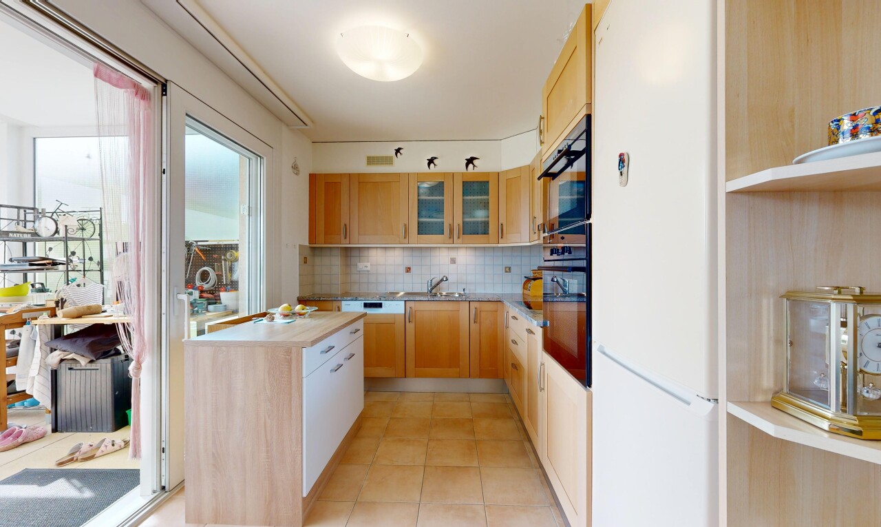 cuisine avec glass insert cabinets, armoires avec insert en verre, dosseret, backsplash, et réfrigérateur