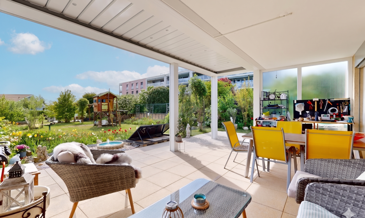 terrasse avec day time, bain à remous, terrasse, from property, et espace de vie extérieur