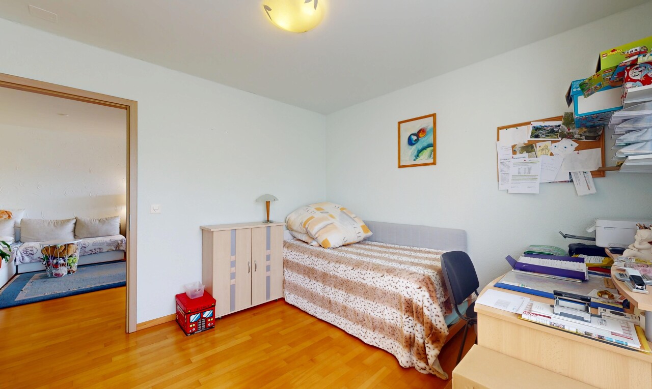 chambre avec inside property, sol en finition bois, wood finish floor, cloison sèche, et drywall