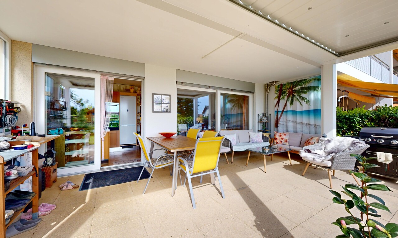terrasse avec coin repas extérieur, property visible, espace de vie extérieur, et terrasse