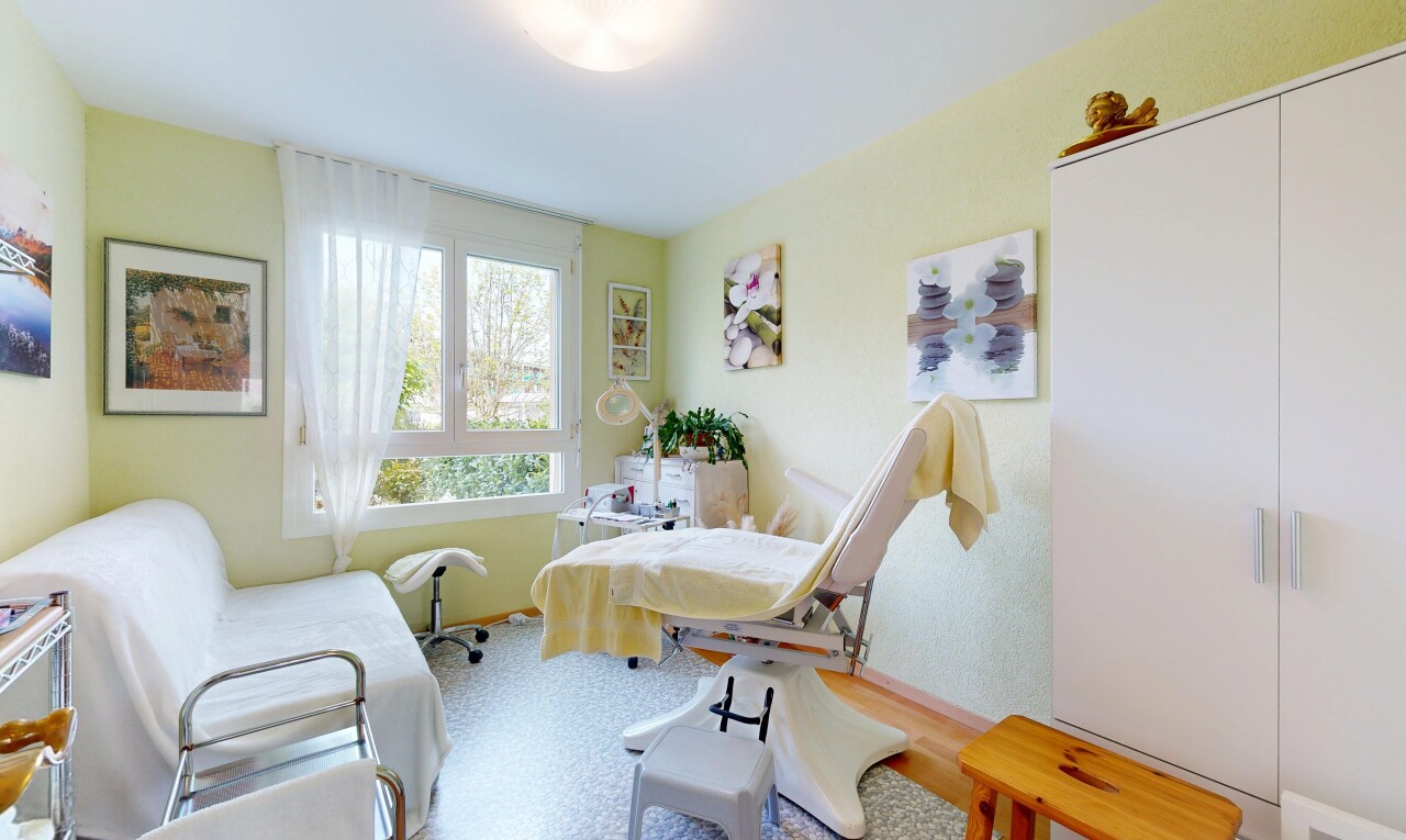 bureau avec natural light, lumière naturelle, inside property, drywall, et cloison sèche