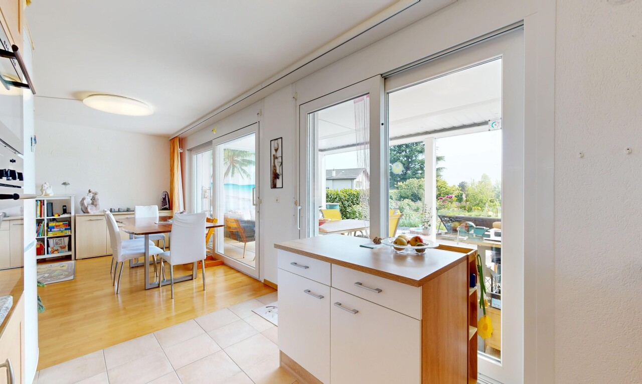 cuisine avec tile floor, sol en carrelage, light floor, armoires blanches, et white cabinets
