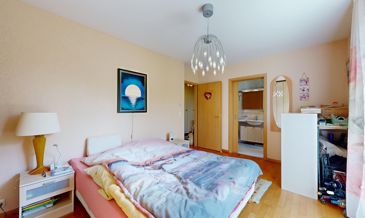 chambre avec inside property, wood finish floor, sol en finition bois, drywall, et cloison sèche