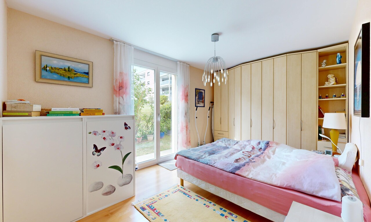 chambre avec sol en finition bois, wood finish floor, light floor, inside property, et lumière naturelle