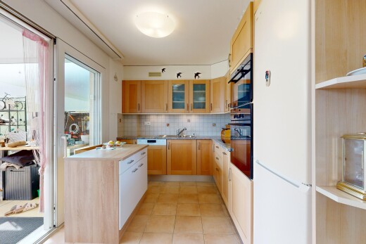 cuisine avec glass insert cabinets, armoires avec insert en verre, dosseret, backsplash, et réfrigérateur