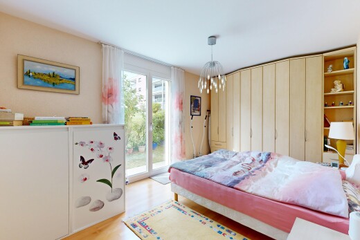 chambre avec sol en finition bois, wood finish floor, light floor, inside property, et lumière naturelle