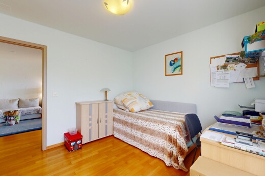 chambre avec inside property, sol en finition bois, wood finish floor, cloison sèche, et drywall