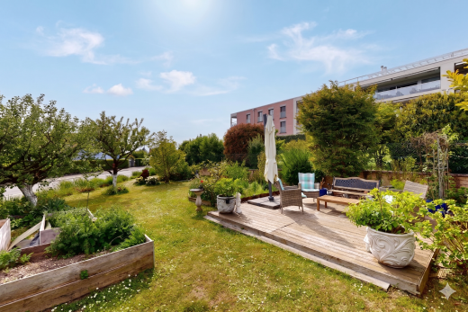 jardin avec terrasse, pelouse, day time, et jardin